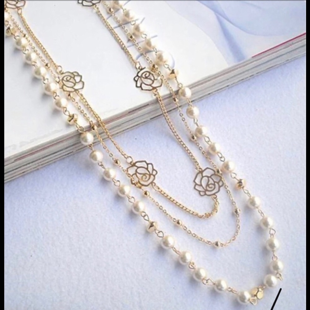 Triple layers pearl necklace